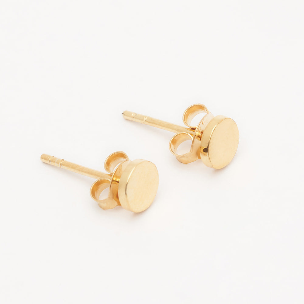 minimalistic gold flat earrings